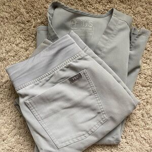 Figs Cement Gray Casma 3 Pocket Scrub Top XXS and Zamora Jogger XS Petite